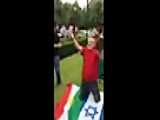 لحظه پایین کشیدن پرچم اسرائیل توسط یک کلاغ