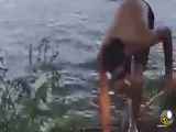 حمله کروکودیل به یک شناگر محلی