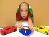 Chris salva autos de juguete de una caja y otras historias divertidas para niños