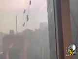 باد شدید باعث آویزان شدن از روی آسمان خراش چینی در پکن