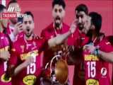 لحظۀ تحویل جام قهرمانی فصل به پرسپولیس