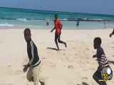 بازی کردن کوین یامگا با کودکان در ساحل
