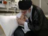 عیادت رهبر انقلاب از آیت الله مکارم شیرازی در بیمارستان