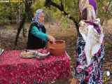 تهیه غذای فسنجان با گوشت جوجه محلی در فضای باز