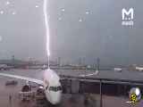 برخورد صاعقه با بال هواپیما