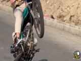 دختری که با موتور سواری مشغول است