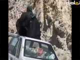 نشستن در حال حرکت بر روی سقف ماشین
