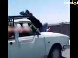  زنی شجاع بر روی کاپوت خودرو مسافرت می‌کند 