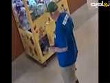 ویدئوی ترسناک اتفاق بد برای پسرک بازیگوش که در دستگاه عروسک گیر افتاد