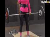 بلند کردن وزنه با یک دست توسط خانوم