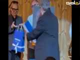 بوسیدن حسن پور شیرازی توسط همسرش در مراسم بزرگداشت حسن پورشیرازی در جشن منتقدان