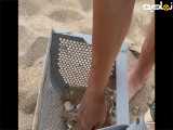 کار جالب جمع آوری مانده های درون شن در یک ساحل