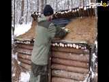 در وسط جنگل زمستانی، یک کلبه گرم ساخت