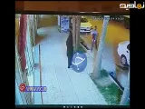 نجات بچه از زیر تریلی رفتن